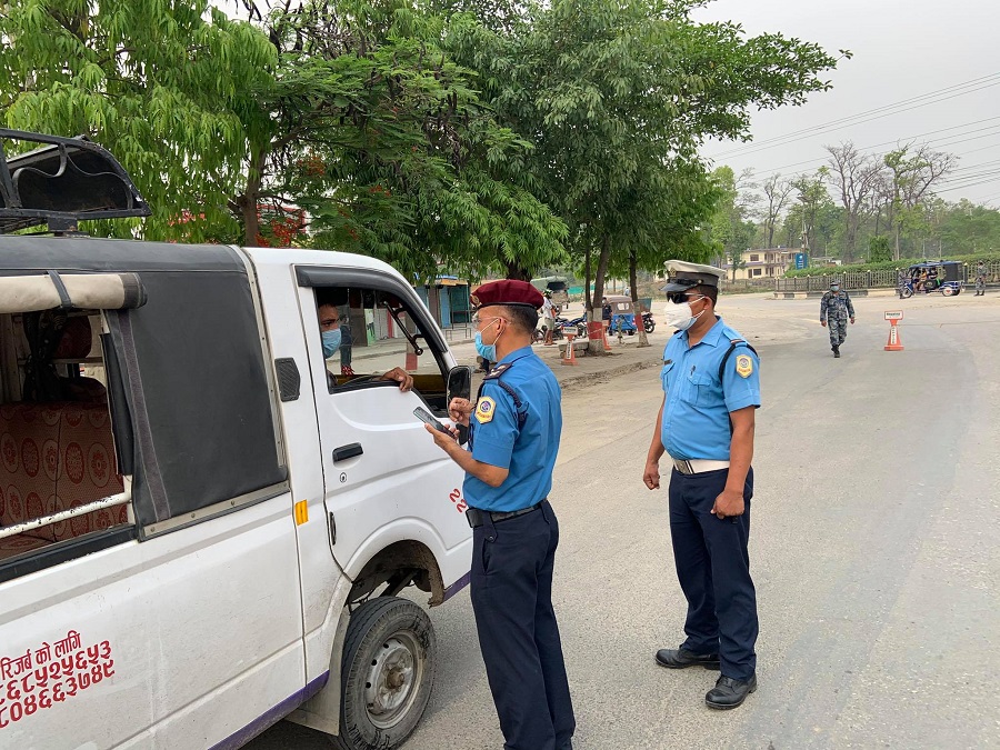 प्रहरीद्वारा निषेधाज्ञा उलंघन गर्नेहरुलाई अत्तरिया चोक मा 'होल्ड' गर्न शुरु